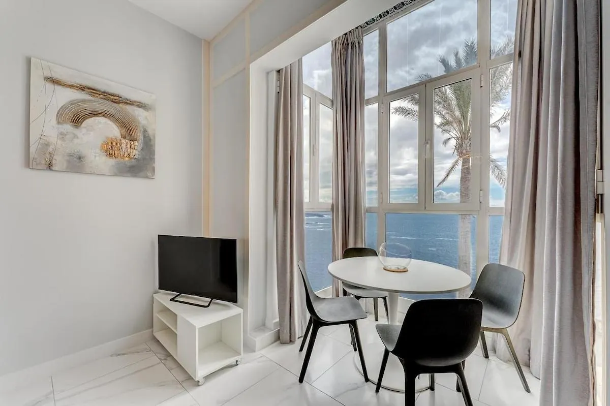 First Line Apartment With An Ocean View 阿德耶