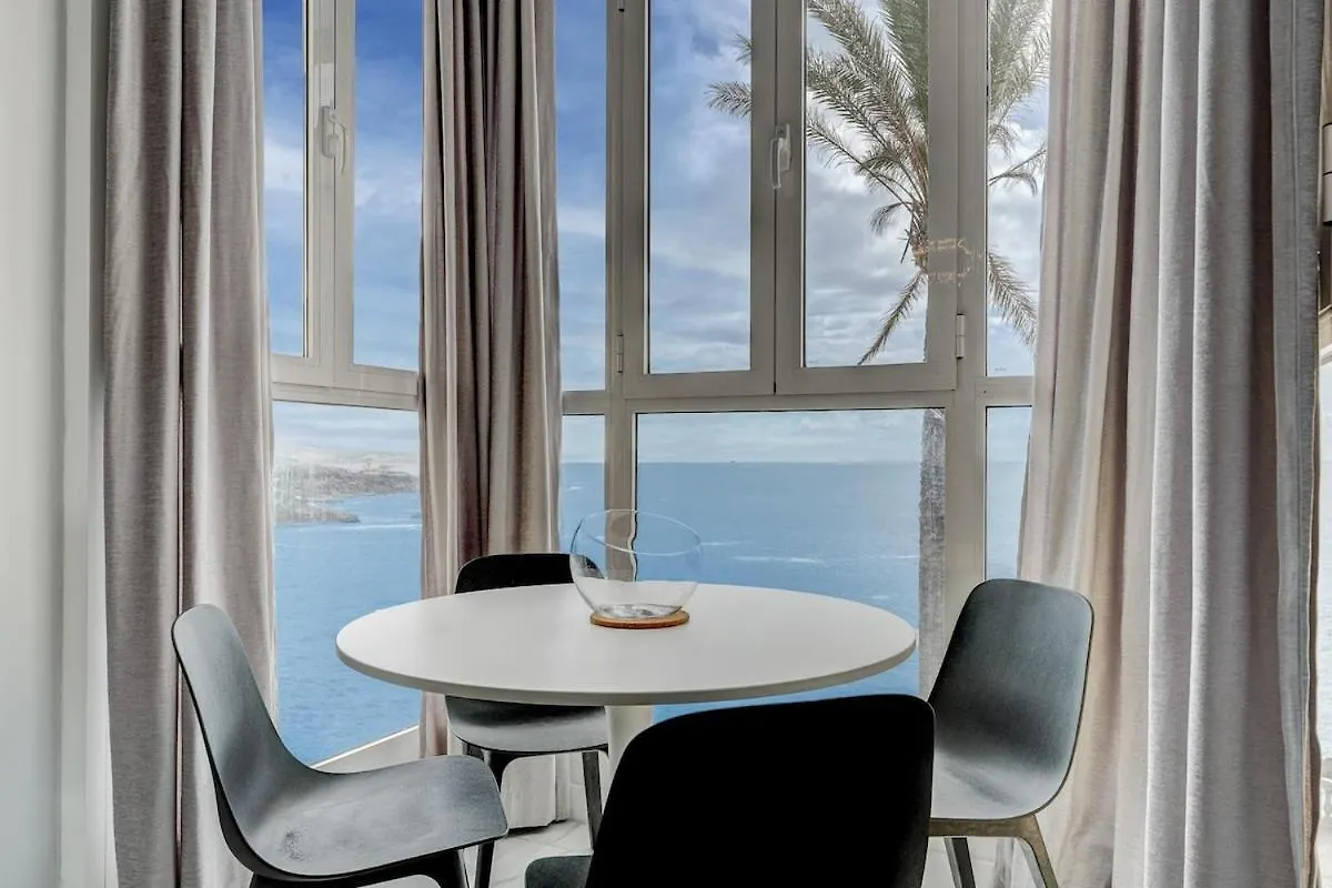 First Line Apartment With An Ocean View 아데제